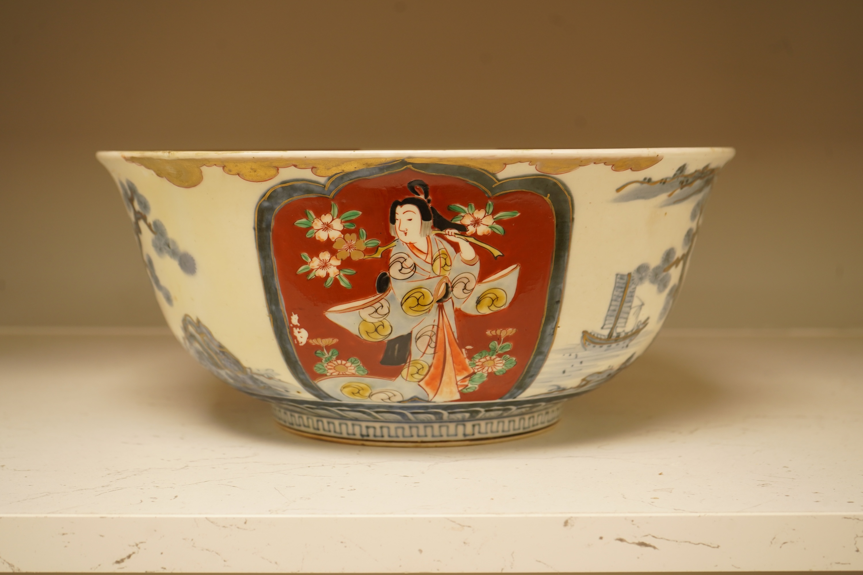 A 19th century Japanese Imari bowl, 31cm in diameter